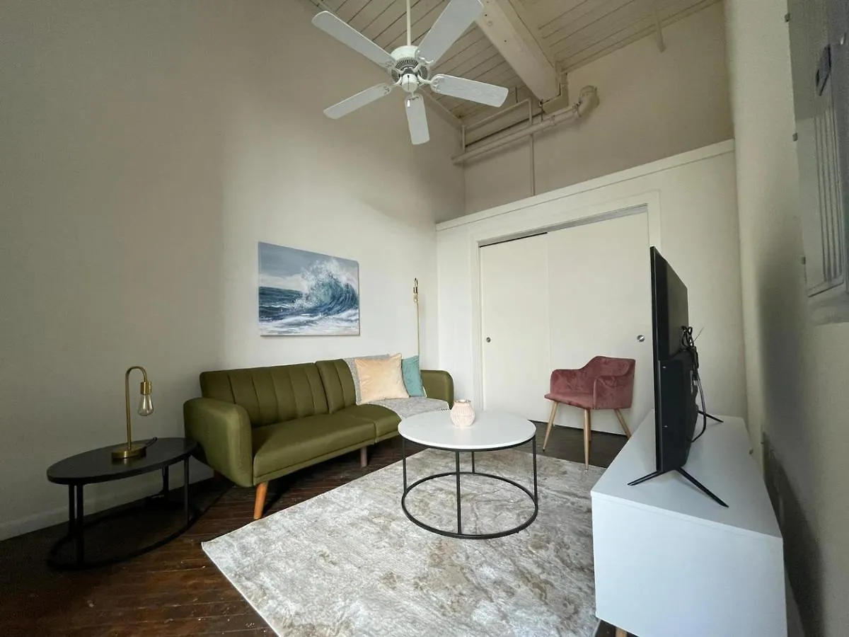 Classic Downtown Louisville Lofts 아파트